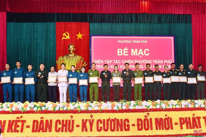 ...các cá nhân có thành tích xuất sắc trong diễn tập.