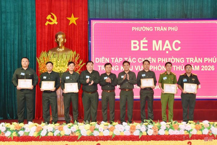 Lãnh đạo phường trao giấy khen cho các tập thể...
