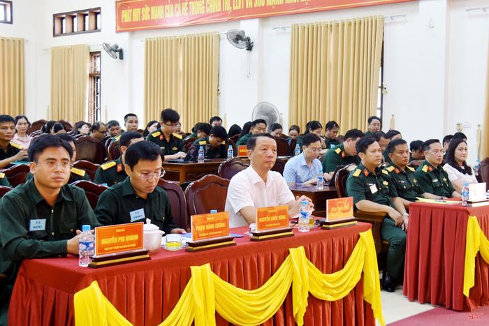 Đồng chí Phan Thiên Định - Phó Bí thư Tỉnh ủy, Chủ tịch UBND tỉnh cùng đại diện lãnh đạo các sở, ban, ngành tham dự.