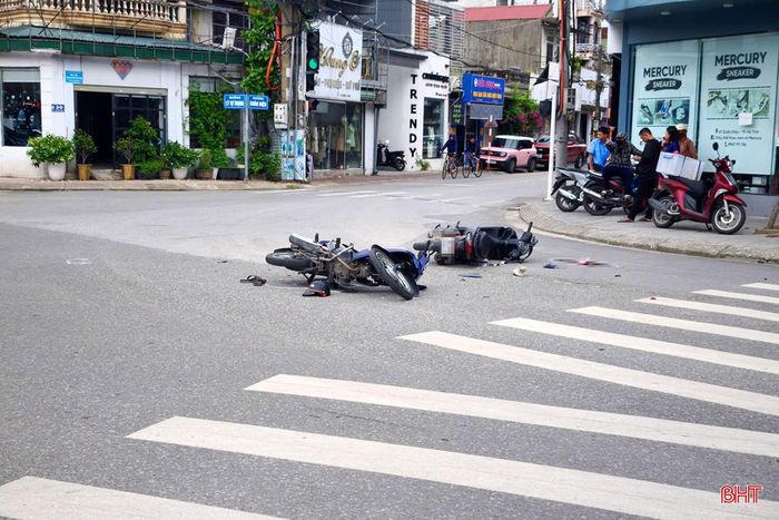 Hai xe máy hư hỏng sau vụ tai nạn giao thông.