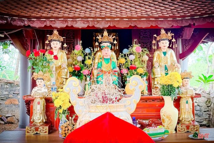 Ngoài thờ thần Tam Lang, đền còn thờ nhiều vị thần khác và những người có công với đất nước.