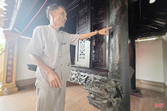 Trải qua hơn 600 năm, nhiều hiện vật của ngôi đền vẫn được bảo tồn, lưu giữ. Trong ảnh: Ông Nguyễn Thế Lưu - thủ từ đền Tam Lang giới thiệu về khu cung cấm (bằng gỗ) từ thời nhà Lê được gìn giữ đến hôm nay.