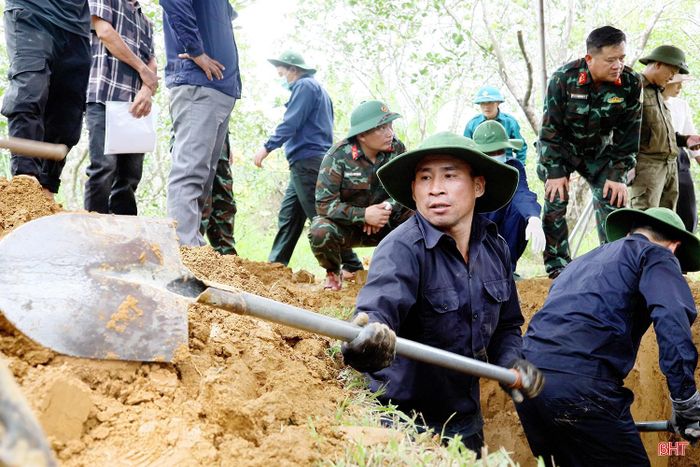 Tại các vị trí được xác định, sau khi hoàn tất các nghi lễ theo phong tục truyền thống, lực lượng làm nhiệm vụ cẩn trọng tiến hành các phần việc. Có những vị trí, đội quy tập đã đào sâu hơn 1,5 m với hy vọng tìm thấy hài cốt, dấu tích các liệt sĩ.