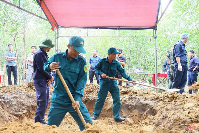 Sau khi hoàn thành công tác lấy mẫu ADN các phần mộ liệt sĩ chưa xác định được danh tính tại các nghĩa trang liệt sĩ trên địa bàn tỉnh, những ngày này, Ban Chỉ đạo 515 tỉnh tiếp tục triển khai nhiệm vụ tìm kiếm, quy tập hài cốt liệt sĩ theo các nguồn tin do chính quyền và Nhân dân cung cấp. (Trong ảnh: Các thành viên Đội quy tập cùng lực lượng dân quân tự vệ địa phương tìm kiếm hài cốt liệt sĩ tại xã Hương Bình).