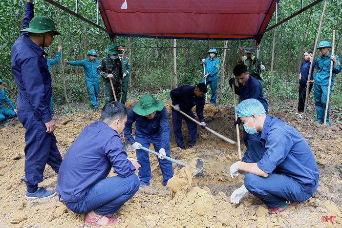 Tại vị trí nghi có hài cốt liệt sĩ, các lực lượng thuộc Ban Chỉ đạo 515 tỉnh tiến hành khoanh vùng, đo đạc, đào thăm dò từng khu vực theo đúng quy trình kỹ thuật. "Khu vực này trước đây là đất nông nghiệp. Qua nhiều năm, người dân đã nhiều lần sử dụng máy móc để san gạt mặt bằng phục vụ canh tác và trồng keo tràm. Vì vậy, địa hình, hiện trạng khu đất đã thay đổi đáng kể, gây không ít khó khăn cho công tác xác minh, tìm kiếm" , ông Đặng Quốc Bảo - Phó Chủ tịch UBND xã Hương Bình cho biết.