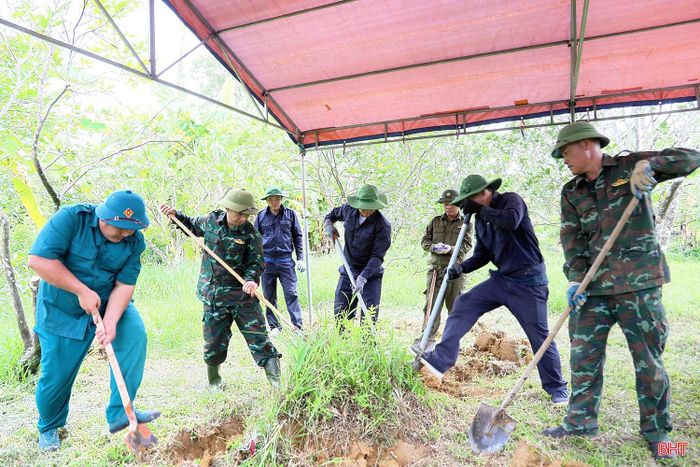Tại xã Phúc Trạch, qua xác minh, có 2 nguồn tin về vị trí chôn cất 2 liệt sĩ tại khu vực đồi Cây Lim và trong khuôn viên vườn của một hộ dân. Ngay trong sáng 5/8, Ban Chỉ đạo 515 tỉnh đã huy động lực lượng, phương tiện triển khai công tác tìm kiếm, quy tập theo các nguồn tin này.
