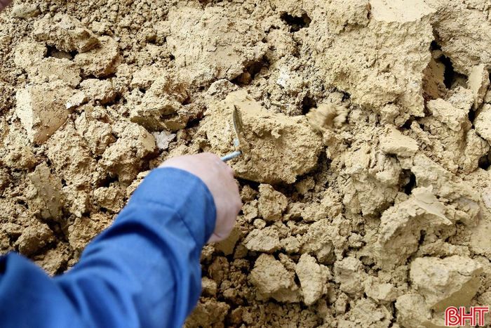 Những lớp đất sau khi được bóc tách đều được kiểm tra kỹ lưỡng, với mong muốn không bỏ sót bất kỳ dấu vết, di vật hay kỷ vật nào liên quan đến các liệt sĩ.