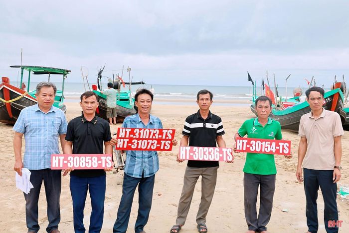 Xã Đồng Tiến hỗ trợ, cấp biển cho tàu thuyền đánh cá của ngư dân. Ảnh: Mạnh Hùng