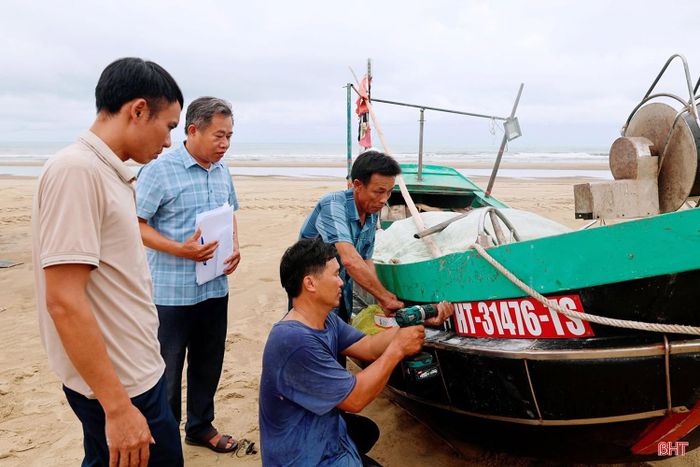 Thuyền đánh cá được lắp biển số cứng theo đúng kích thước, màu sắc quy định.