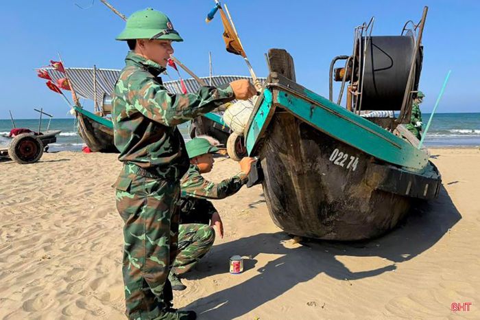 Lực lượng chức năng tham gia hỗ trợ ngư dân thực hiện đánh dấu tàu cá, kẻ vẽ biển số.