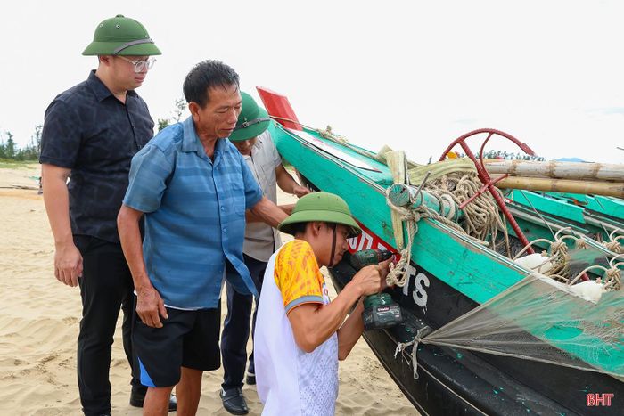 UBND xã Đồng Tiến thành lập các tổ công tác đến từng thôn, trực tiếp hướng dẫn, hỗ trợ ngư dân sơn, kẻ vẽ và gắn biển số nhận diện theo đúng quy định.