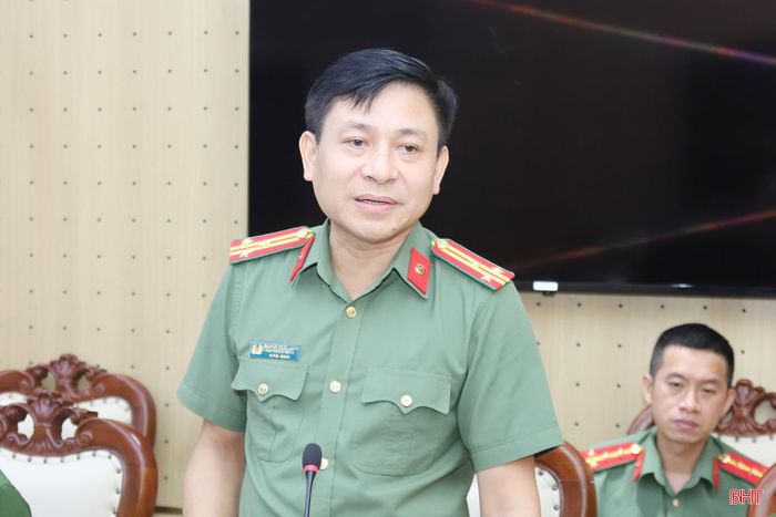 Thượng tá Nguyễn Ngọc Sáng - Phó Trưởng phòng Tham mưu (Công an tỉnh) báo cáo việc bố trí tổ ANTT tại các thôn, tổ dân phố.