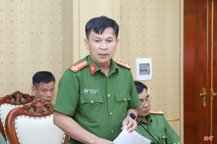 Đại tá Trần Bình Nghĩa - Trưởng phòng Cảnh sát PCCC&CNCH (Công an tỉnh) báo cáo tình hình, kết quả công tác PCCC&CNCH trên địa bàn.