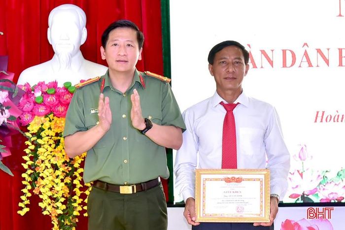  Thượng tá Nguyễn Quốc Hùng - Phó Giám đốc Công an tỉnh trao bằng khen của Chủ tịch UBND tỉnh cho tập thể cán bộ, Nhân dân TDP Đông Yên 2; trao giấy khen của Giám đốc Công an tỉnh cho cá nhân đã có thành tích xuất sắc trong phong trào Toàn dân bảo vệ an ninh Tổ quốc. 