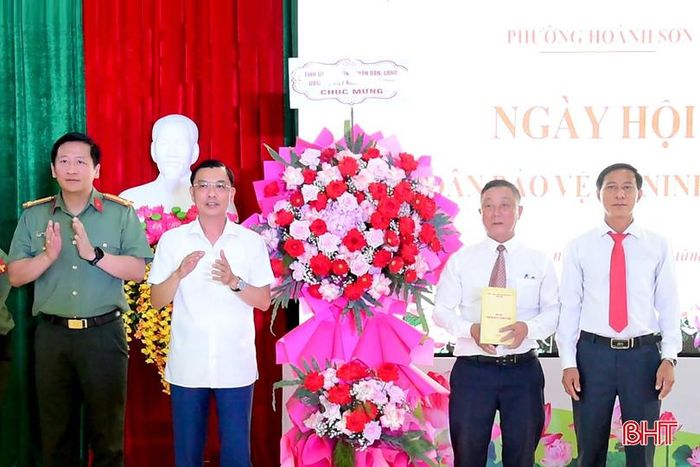  Đồng chí Trần Việt Hà - Ủy viên BTV Tỉnh ủy, Trưởng ban Quản lý Khu kinh tế tỉnh; Thượng tá Nguyễn Quốc Hùng - Phó Giám đốc Công an tỉnh tặng hoa chúc mừng TDP Đồng Yên 2. 