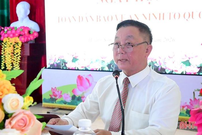  Ông Mai Văn Chất - Tổ trưởng TDP Đông Yên 2 báo cáo một số kết quả nổi bật của tổ dân phố. 