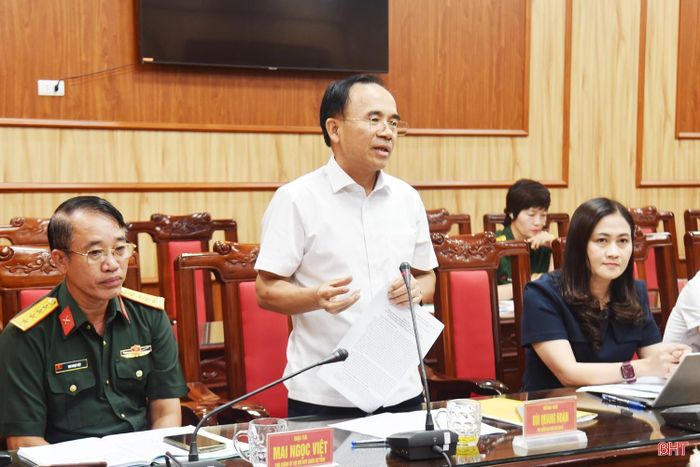 Phó Trưởng ban Tuyên giáo và Dân vận Tỉnh ủy Bùi Quang Hoàn trao đổi các vấn đề có liên quan đến công tác chỉ đạo, định hướng thực hiện Đề án 1219 và những khó khăn, vướng mắc hiện nay.
