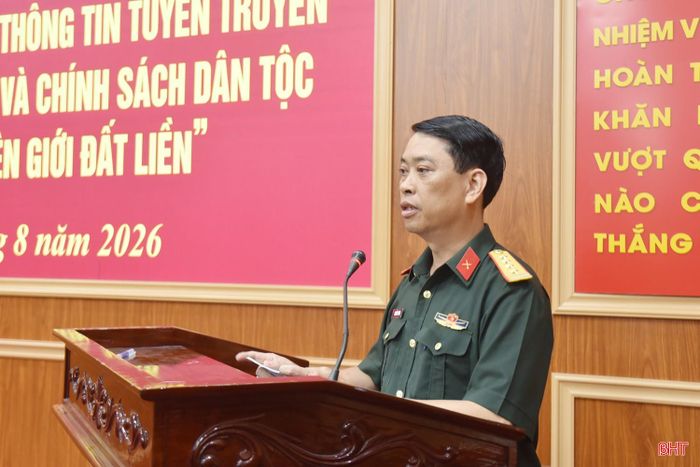 Đại tá Nguyễn Tất Thắng - Chủ nhiệm Chính trị Bộ CHQS tỉnh Hà Tĩnh báo cáo kết quả thực hiện Đề án 1219 trên địa bàn Hà Tĩnh.