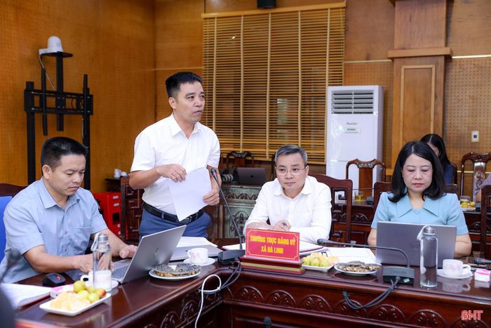 Lãnh đạo xã Hà Linh trao đổi tại buổi làm việc.