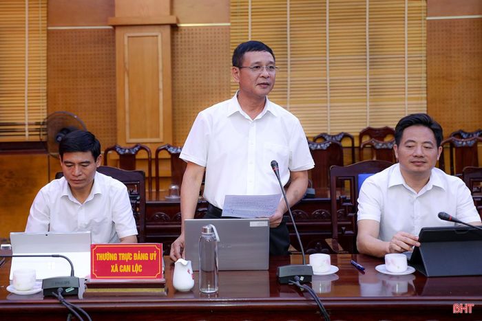Lãnh đạo xã Can Lộc trao đổi tại buổi làm việc.