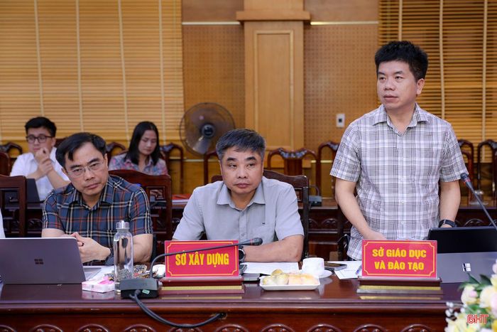 Lãnh đạo các sở, ngành cấp tỉnh làm rõ một số nội dung tại buổi làm việc.