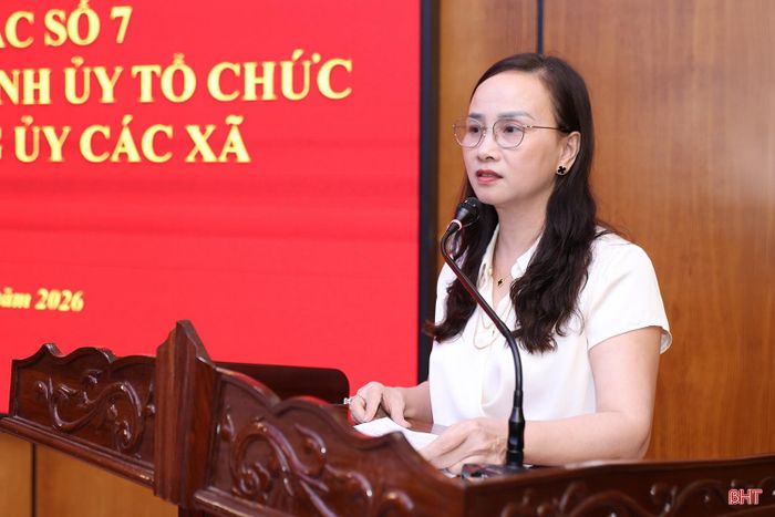 Đồng chí Đặng Thị Quỳnh Diệp - Phó Trưởng ban Thường trực Ban Tuyên giáo và Dân vận Tỉnh ủy báo cáo kết quả thực hiện nhiệm vụ chính trị của 6 xã thuộc địa bàn Đoàn công tác số 7 phụ trách.