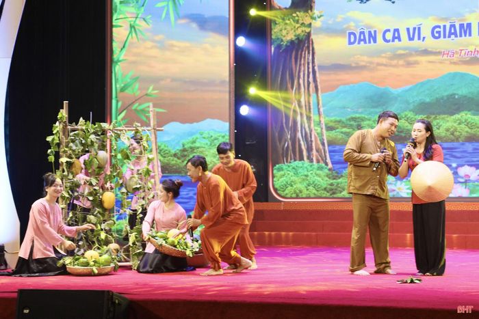 Diễn xướng "Toàn Lưu trái ngọt nên duyên" do Câu lạc bộ Dân ca Ví, Giặm xã Toàn Lưu biểu diễn mang đậm hơi thở cuộc sống, phản ánh sinh động đời sống lao động, sinh hoạt của người dân, đồng thời thể hiện nét dí dỏm, mộc mạc và nghĩa tình đặc trưng của Dân ca Ví, Giặm Nghệ Tĩnh.