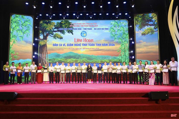 Phó Chủ tịch UBND tỉnh Nguyễn Thị Nguyệt và Ban Tổ chức trao chứng nhận tham gia liên hoan và tặng hoa chúc mừng các câu lạc bộ.