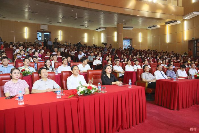 Các đại biểu tham dự khai mạc.
