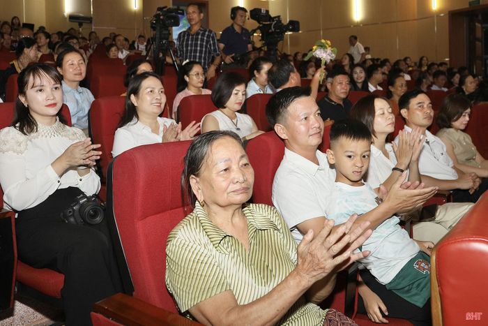 Đông đảo khán giả đến thưởng thức, cổ vũ cho các câu lạc bộ.