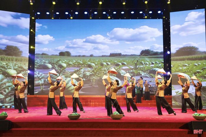 Câu lạc bộ Dân ca Ví, Giặm xã Nghi Xuân mở màn liên hoan với tiết mục diễn xướng "Nghiệp nghề câu Ví nên duyên".