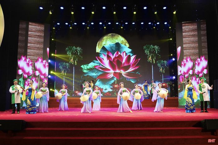 Hoạt cảnh Dân ca Ví, Giặm Nghệ Tĩnh "Tỉnh thành bát cảnh" được biểu diễn bởi Câu lạc bộ Dân ca Ví, Giặm phường Thành Sen.