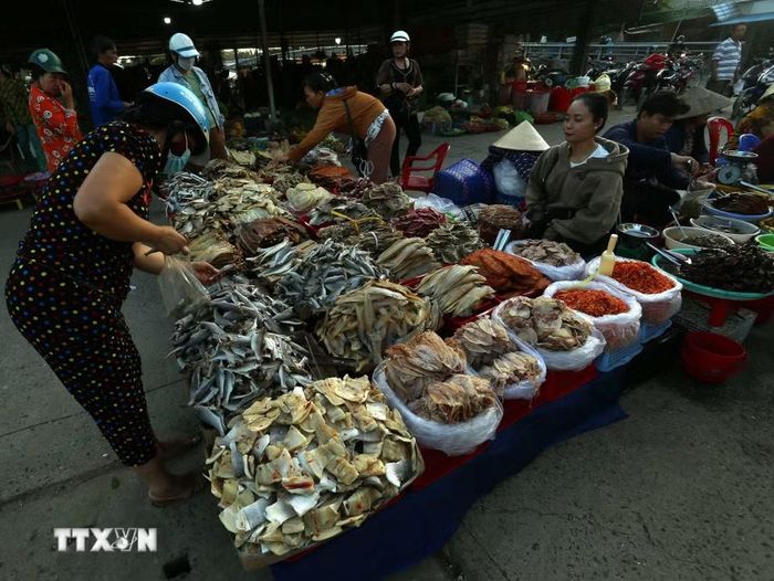 Đặc sản sông nước nơi khu chợ. (Ảnh: Duy Khương/TTXVN)