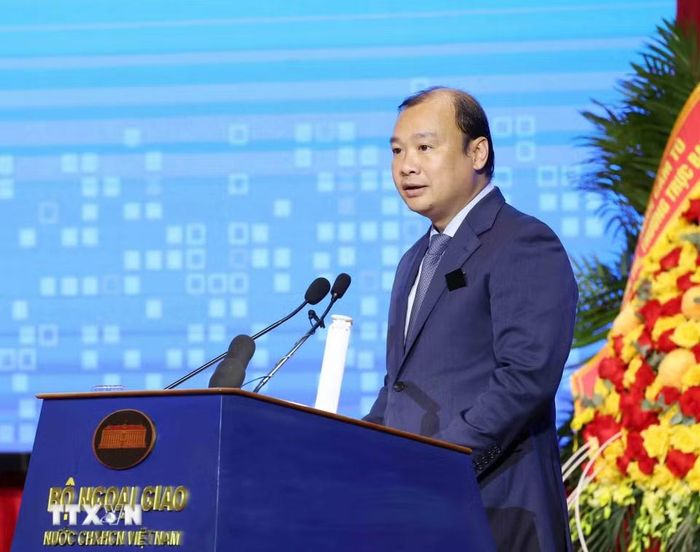Đồng chí Lê Hải Bình, Ủy viên Trung ương Đảng, Phó Giám đốc Thường trực Học viện Chính trị quốc gia Hồ Chí Minh tham luận tại phiên họp. (Ảnh: Phương Hoa/TTXVN)