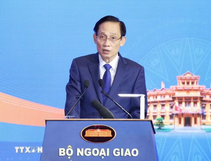 Đồng chí Lê Hoài Trung, Ủy viên Bộ Chính trị, Bộ trưởng Bộ Ngoại giao phát biểu khai mạc phiên họp toàn thể. (Ảnh: Phương Hoa/TTXVN)