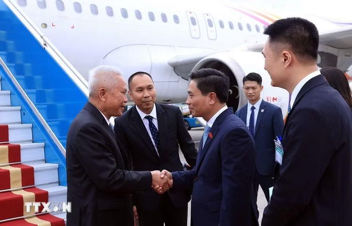Phó Chủ tịch Quốc hội Nguyễn Doãn Anh đón Chủ tịch Quốc hội kiêm Chủ tịch Hạ viện Thái Lan Sophon Zaram tại Sân bay quốc tế Nội Bài. (Ảnh: Tuấn Anh/TTXVN)