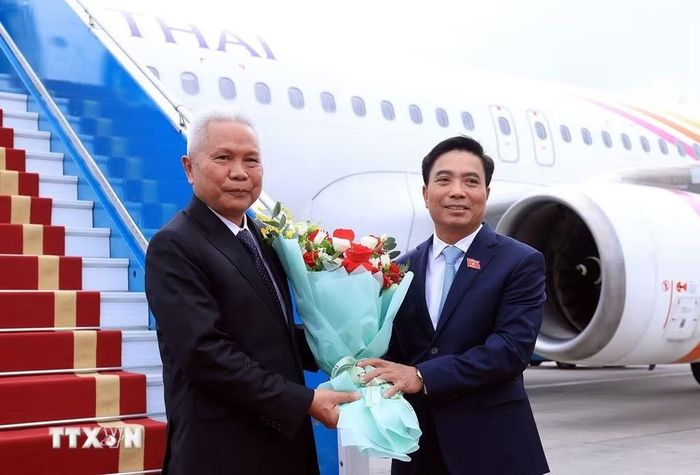Phó Chủ tịch Quốc hội Nguyễn Doãn Anh đón Chủ tịch Quốc hội kiêm Chủ tịch Hạ viện Thái Lan Sophon Zaram tại Sân bay quốc tế Nội Bài. (Ảnh: Tuấn Anh/TTXVN)