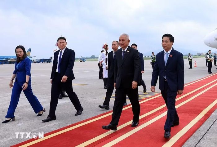 Phó Chủ tịch Quốc hội Nguyễn Doãn Anh đón Chủ tịch Chủ tịch Quốc hội kiêm Chủ tịch Hạ viện Thái Lan Sophon Zaram tại Sân bay quốc tế Nội Bài. (Ảnh: Tuấn Anh/TTXVN)