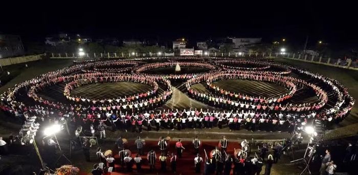 2013 diễn viên quần chúng trình diễn màn đại xòe cổ lớn nhất Việt Nam. (Ảnh: TTXVN)