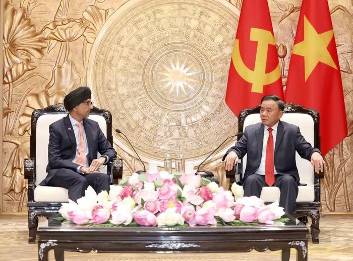 Đồng chí Trần Cẩm Tú, Ủy viên Bộ Chính trị, Thường trực Ban Bí thư tiếp Đại sứ Singapore tại Việt Nam Rajpal Singh. (Ảnh: Phương Hoa/TTXVN)