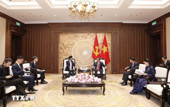 Đồng chí Trần Cẩm Tú, Ủy viên Bộ Chính trị, Thường trực Ban Bí thư tiếp Đại sứ Singapore tại Việt Nam Rajpal Singh. (Ảnh: Phương Hoa/TTXVN)