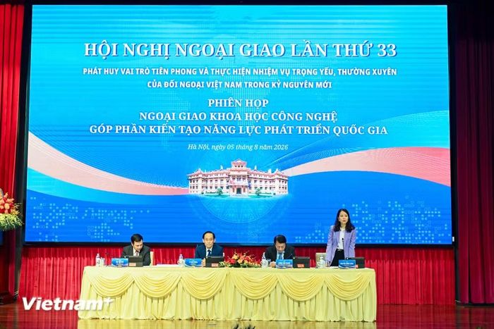 Thứ trưởng Bộ Ngoại giao Nguyễn Minh Hằng phát biểu đề dẫn Phiên thảo luận. (Ảnh: Minh Sơn/Vietnam+)