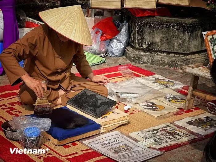 Tranh dân gian Đông Hồ "sống" giữa không gian làng quê Bắc Bộ. (Ảnh: Mai Mai/Vietnam+)