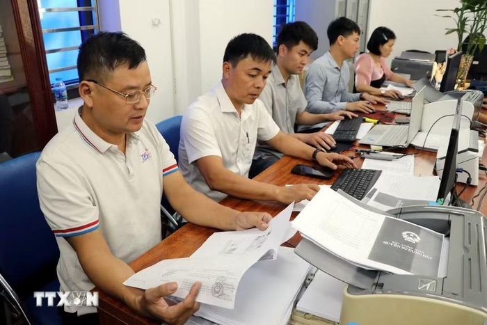 Các cán bộ xã Kim Thành đang khẩn trương cập nhật dữ liệu, bổ sung thông về cơ sở dữ liệu đất đai của xã. (Ảnh: Mạnh Tú/TTXVN)