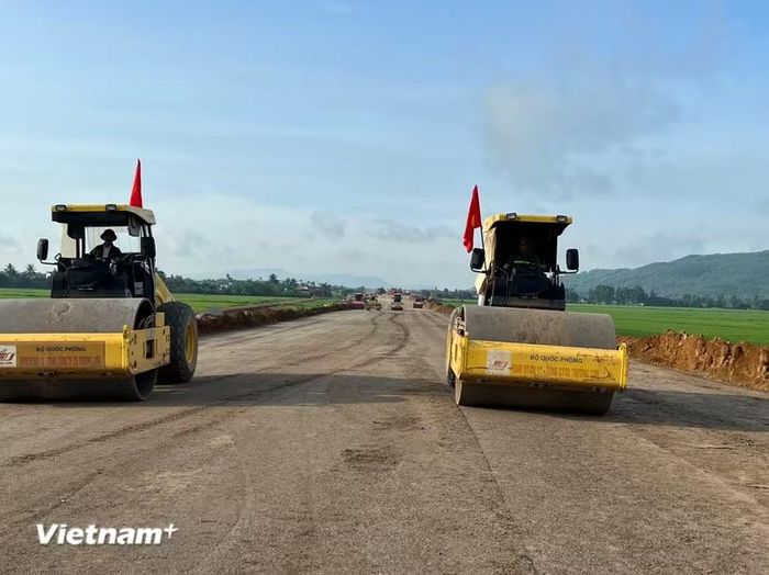 Nhà thầu thi công nền đường tại một dự án đường bộ cao tốc. (Ảnh: Việt Hùng/Vietnam+)