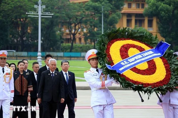 Chủ tịch Quốc hội kiêm Chủ tịch Hạ viện Vương quốc Thái Lan Sophon Zaram cùng đoàn đại biểu đặt vòng hoa và vào Lăng viếng Chủ tịch Hồ Chí Minh. (Ảnh: Tuấn Anh/TTXVN)