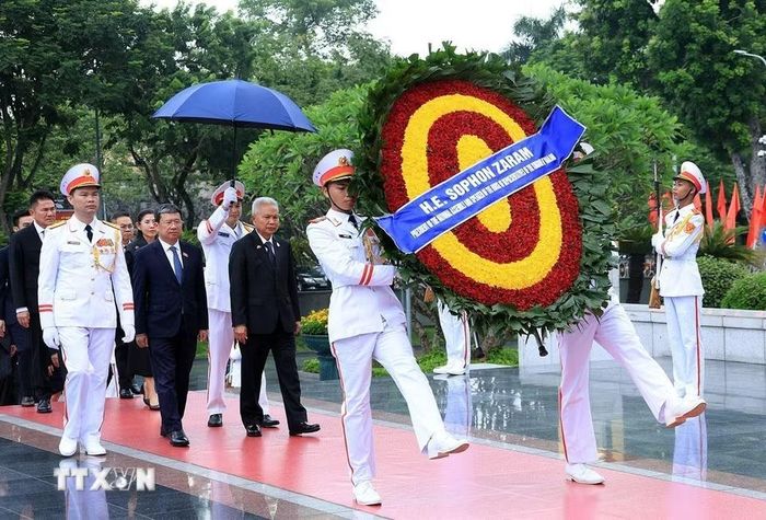 Chủ tịch Quốc hội kiêm Chủ tịch Hạ viện Vương quốc Thái Lan Sophon đặt vòng hoa tại Ðài tưởng niệm các Anh hùng liệt sỹ trên đường Bắc Sơn. Ảnh: Tuấn Anh - TTXVN