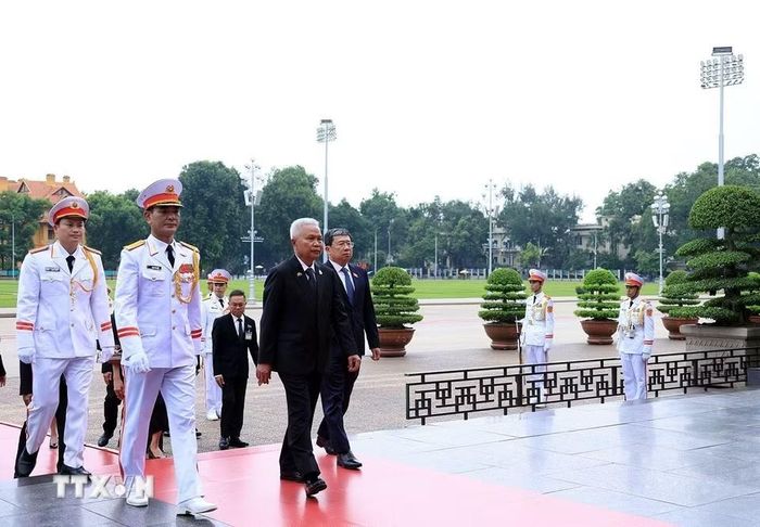 Chủ tịch Quốc hội kiêm Chủ tịch Hạ viện Vương quốc Thái Lan Sophon Zaram vào Lăng viếng Chủ tịch Hồ Chí Minh. (Ảnh: Tuấn Anh/TTXVN)