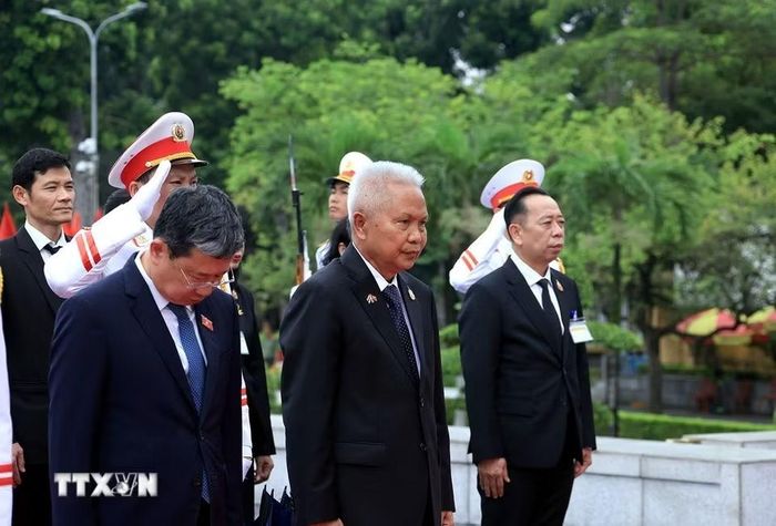 Chủ tịch Quốc hội kiêm Chủ tịch Hạ viện Vương quốc Thái Lan Sophon đặt vòng hoa tại Ðài tưởng niệm các Anh hùng liệt sỹ trên đường Bắc Sơn. (Ảnh: Tuấn Anh/TTXVN)