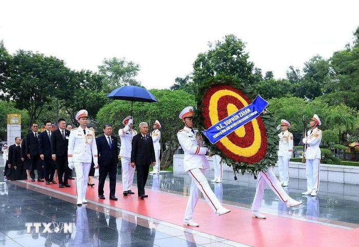 Chủ tịch Quốc hội kiêm Chủ tịch Hạ viện Vương quốc Thái Lan Sophon đặt vòng hoa tại Ðài tưởng niệm các Anh hùng liệt sỹ trên đường Bắc Sơn. (Ảnh: Tuấn Anh/TTXVN)